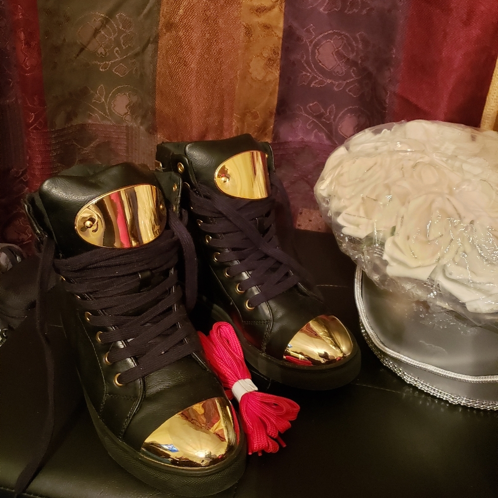 Black & Gold Wedge Sneakers🎀